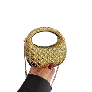 Sac à main demi-lune tressé doré avec bandoulière chaîne et poignée supérieure élégante
