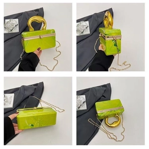 Bolso de fiesta acrílico efecto mármol verde con asa dorada y correa de cadena metal