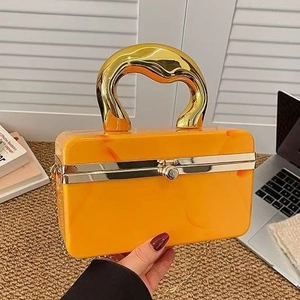 Bolso de caja acrílica efecto mármol amarillo con asa dorada y cadena de fiesta