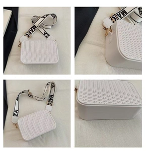 Detalles del bolso tejido blanco con correa de logotipo y cremallera metálica