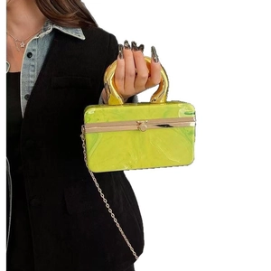 Bolso de mano de acrílico neón marmoleado con asa dorada y cadena de hombro