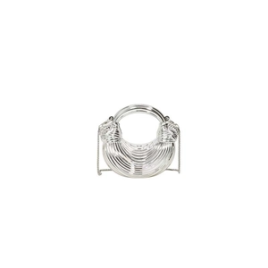 Silberne Halbmond-Handtasche mit Spiralstruktur und elegantem Metallringgriff