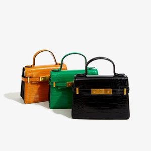 Vue détaillée des mini sacs à main en cuir PU à motif crocodile en orange, vert et noir