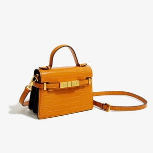 Vue détaillée du sac à main orange vif avec gaufrage crocodile et fermoir doré
