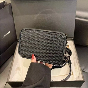 Bolso bandolera tejido negro con correa ancha y embalaje de caja de regalo de lujo