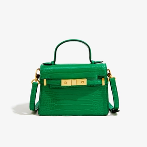 Détail du mini sac à main vert émeraude effet crocodile avec fermoir doré