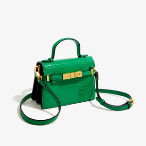 Détail du mini sac à main vert vif gaufré crocodile avec boucle carrée dorée chic