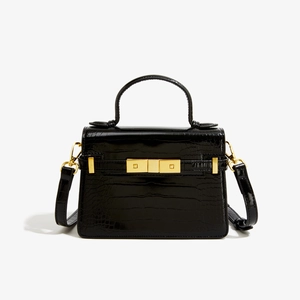 Détail du sac à bandoulière en cuir PU noir à motif crocodile et boucle dorée