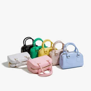 Lot de sept sacs bowling en PVC transparent aux couleurs variées avec zips dorés