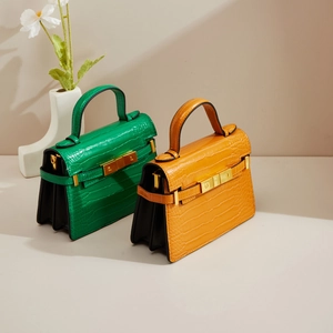 Détails des sacs à motif crocodile verts et orange avec fermoirs métalliques dorés
