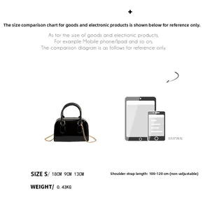 Guide des tailles montrant les dimensions du mini sac noir en PVC avec bandoulière