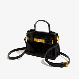 Détail du sac à main noir en cuir PU motif crocodile avec fermoir doré et bandoulière