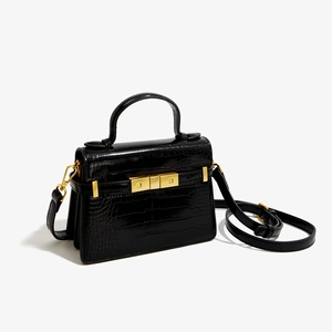 Détail du sac bandoulière noir en cuir PU motif crocodile avec fermoir doré métallique