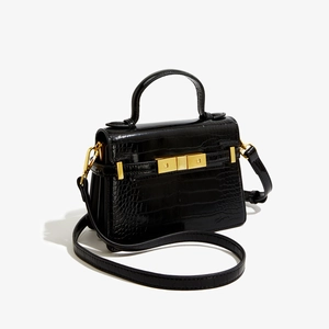 Détail de sac en cuir PU noir à motif crocodile avec fermoir en métal doré premium