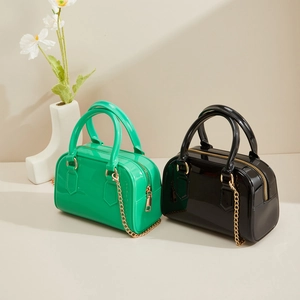 Détail du sac gelée en PVC vert néon avec chaîne dorée et poignées élégantes