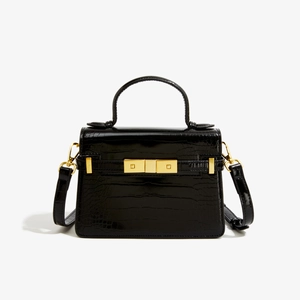 Vue détaillée du sac carré en cuir PU noir à motif crocodile avec fermoir doré chic