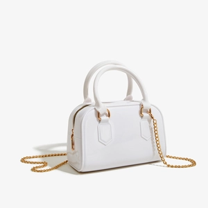 Détail du sac en PVC blanc effet gelée avec bandoulière chaîne dorée et fini brillant
