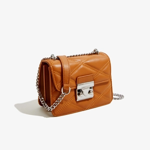 Vue détaillée du sac carré en cuir PU marron avec fermoir métallique argenté et chaîne