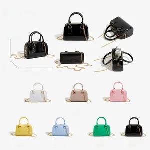 Vues détaillées du mini sac Boston en gelée avec dimensions 18x13x9cm et chaîne