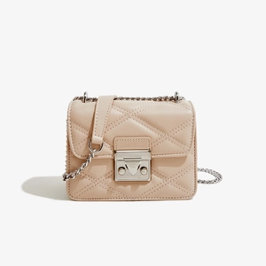 Gros plan sur la texture en cuir PU matelassé et la chaîne métallique du sac bandoulière
