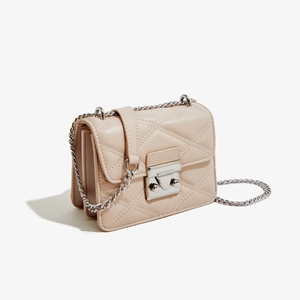 Vue détaillée du sac à bandoulière matelassé beige en cuir PU avec chaîne argentée