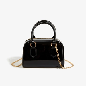 Sac Boston noir brillant en PVC avec chaîne dorée et poignées pour femmes