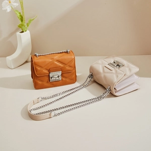 Vue détaillée de sacs bandoulière en similicuir matelassé couleur caramel et blanc cassé