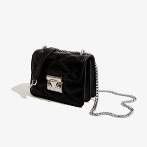 Détail du sac bandoulière en cuir PU matelassé noir avec fermoir en métal argenté