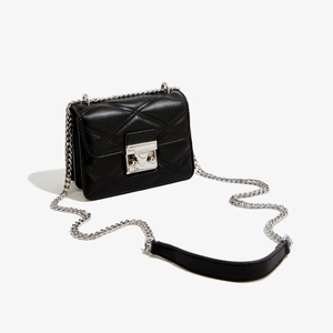 Vue détaillée du sac bandoulière noir en cuir PU matelassé avec chaîne argentée et fermoir