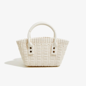 Detailansicht der cremefarbenen PVC-Gelee-Tasche mit Korbstruktur und Metallnieten