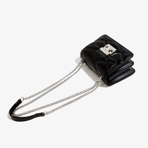 Détail du sac bandoulière noir en cuir PU matelassé avec boucle en métal argenté