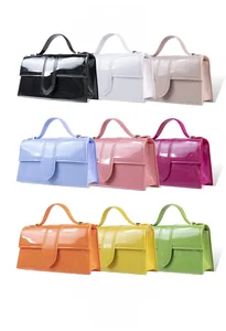Neuf sacs à main colorés en PVC présentés dans une disposition en matrice 3x3
