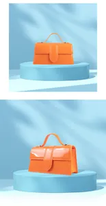 Vue détaillée du sac cabas en PVC orange vif avec finition miroir et boucle élégante