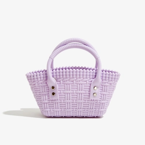 Detailansicht der lavendelfarbenen PVC Flecht-Tasche mit Nieten und Tragegriffen