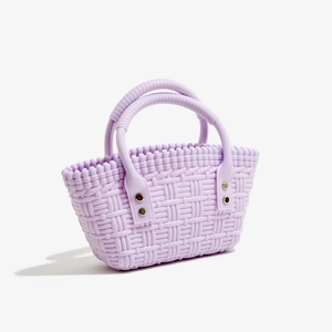 Detail der hellvioletten PVC-Flechttasche mit Metallnieten und Korbtextur