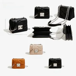 Détail du petit sac à bandoulière en cuir PU matelassé avec chaîne et fermoir en métal