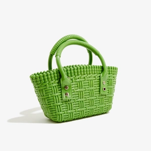 Detailansicht der hellgrünen PVC-Korb-Tasche mit silbernen Metallnieten und Flechtmuster