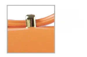Détail d'un sac à main en PVC orange avec une boucle en métal plaqué or de haute qualité