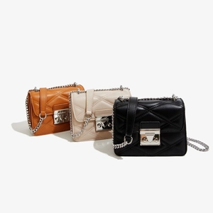 Sacs bandoulière chic en cuir PU matelassé avec chaîne en marron, beige et noir élégant
