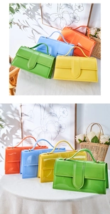 Vue détaillée de quatre sacs en gelée PVC colorés avec finition brillante en été