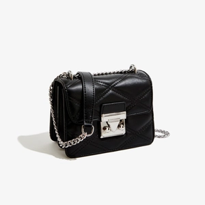 Sac bandoulière en cuir PU matelassé noir avec fermoir argenté et bandoulière en chaîne