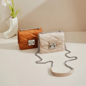 Sacs bandoulière en cuir PU matelassé avec chaînes métalliques en marron et beige