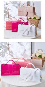 Détails de quatre sacs à main en PVC de couleurs variées avec bandoulières dorées