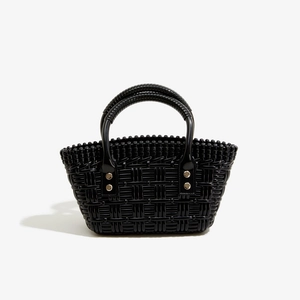 Detailansicht der schwarzen geflochtenen PVC-Tasche mit glänzendem Finish und Nieten