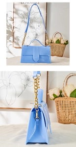 Vue détaillée du sac en PVC bleu clair avec finition brillante et bandoulière dorée