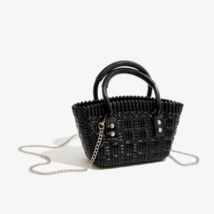 Detailansicht der schwarzen gewebten PVC-Gelee-Tasche mit silberner Metallkette