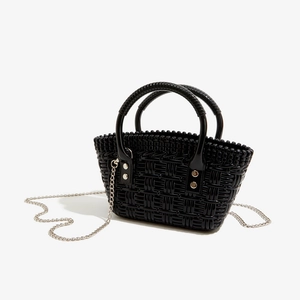Detail der schwarzen gewebten PVC-Gelee-Tasche mit klassischem Gittermuster und Kette