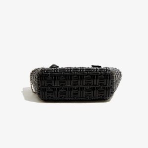 Nahaufnahme der glänzenden schwarzen PVC-Flechtoptik-Tasche mit Kettenriemendetail