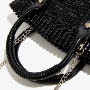 Detail der schwarzen PVC-Gelee-Handtasche mit Webstruktur, Silberkette und Griff