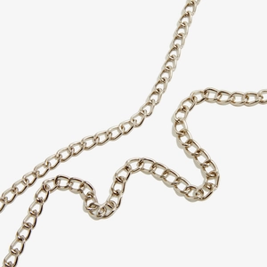 Detailansicht der glänzenden silbernen Metallkette an der gewebten PVC-Handtasche